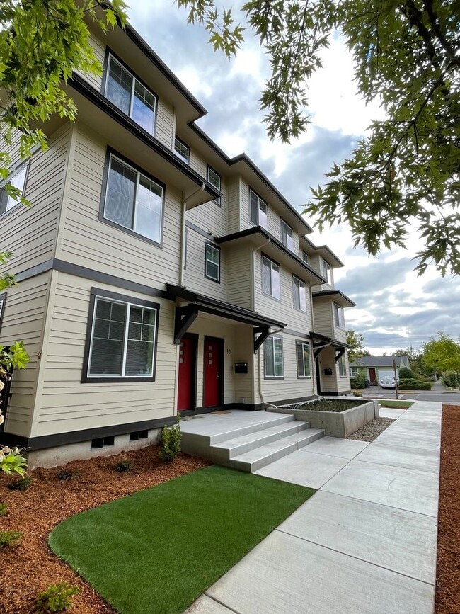 Building Photo - NEW 4 Bedroom / 4.5 Bath Duplex. A/C in every bedroom