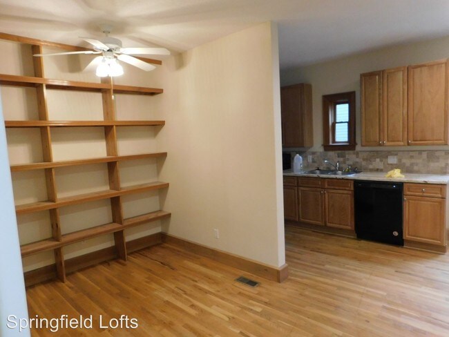 Building Photo - 1021 E Walnut St