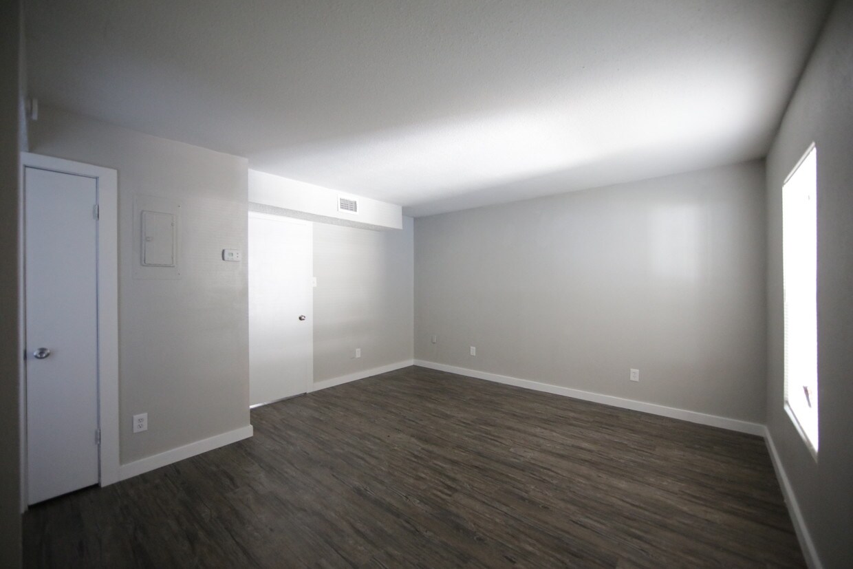 Primary Photo - 725 S Carancahua St