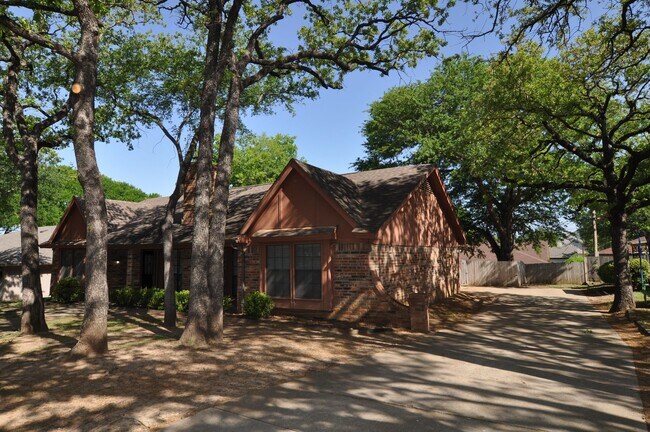 Building Photo - Lovely 3-2-2 in Hurst, Birdville ISD!
