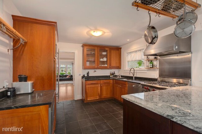 Foto del edificio - 4 br, 2.5 bath House - 2147 E Hamlin St