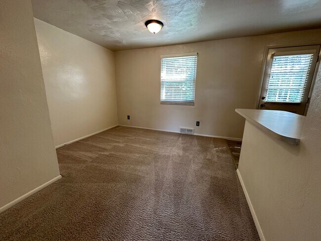 Foto del edificio - Beautiful Two Bedroom Townhouse in Plum! Equipped Kitchen, Patio & More! Call Today!