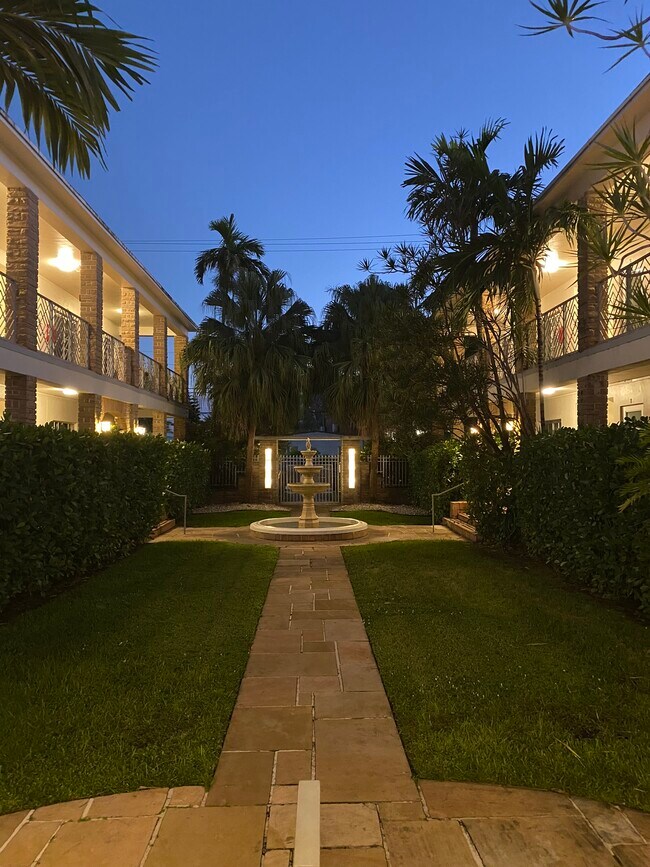 Foto del edificio - 2131 Calais Dr