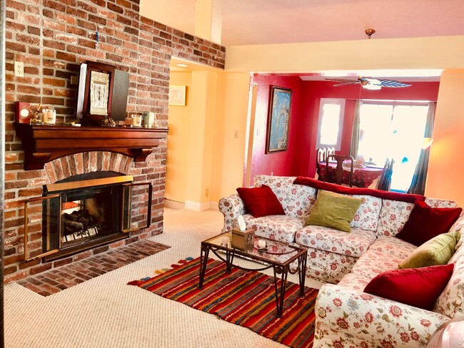Foto del edificio - Gorgeous Furnished Oasis in Las Vegas Avai...