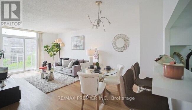 Photo du bâtiment - 325-650-650 Lawrence Ave W
