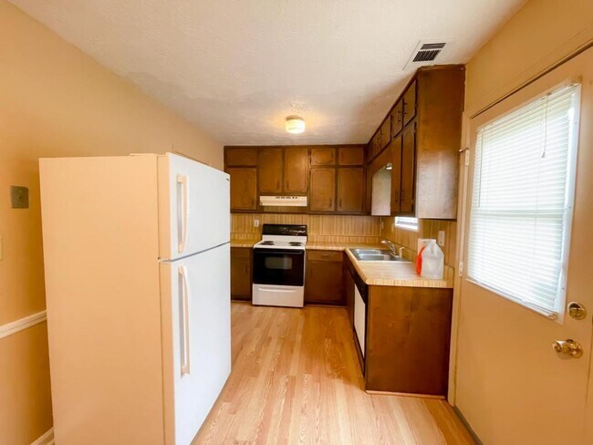 Foto del edificio - 667 Five Forks Trickum Rd SW