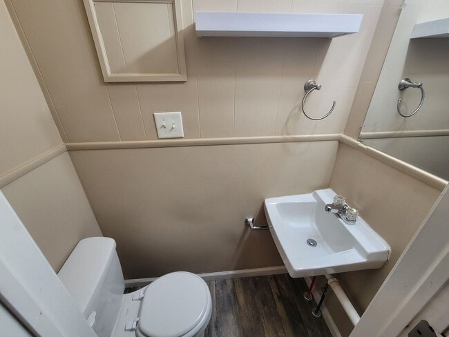 Building Photo - 750 Ross Ave 4BR/1.5BA (Hamilton)