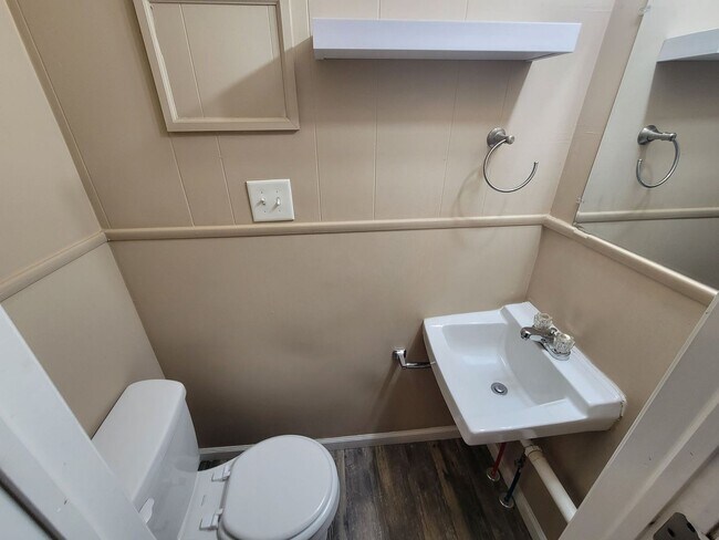 Foto del edificio - 750 Ross Ave 4BR/1.5BA (Hamilton)