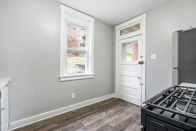 Building Photo - Beautiful Newly Renovated 3 Bedroom Home I...