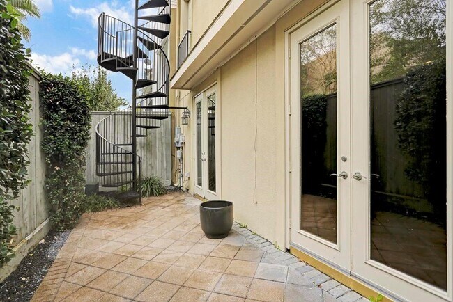 Building Photo - 516 S Post Oak Ln