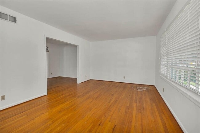 Building Photo - 150 Fairway Oaks Dr