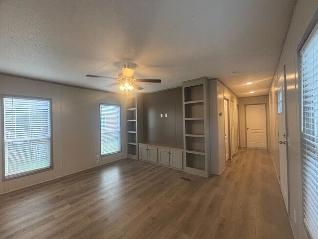 Building Photo - 210 Betty St