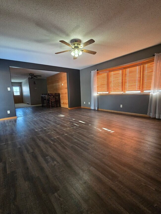 Foto del edificio - Spacious 3 Bedroom 2 Bath Home