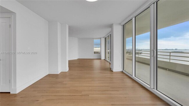Foto del edificio - 555 NE 34th St