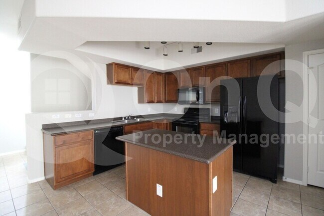 Foto del edificio - 240 W Juniper Ave