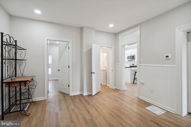 Building Photo - 611 Old Elm St