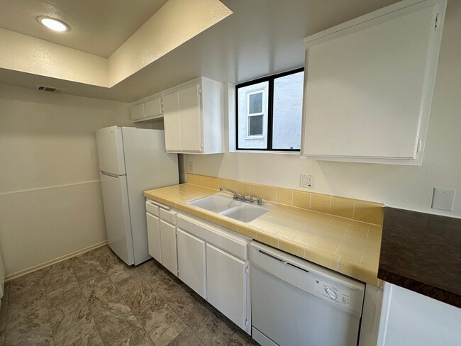 Building Photo - 135 N Swall Dr