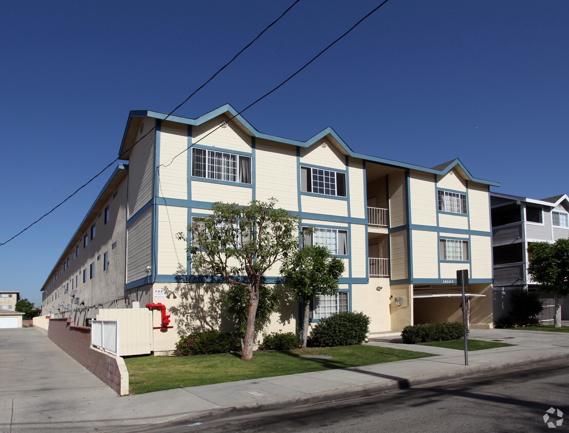 Building Photo - 14103 Cerise Ave