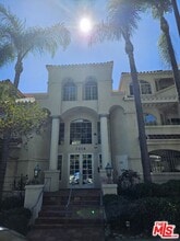 Building Photo - 7218 Hillside Ave