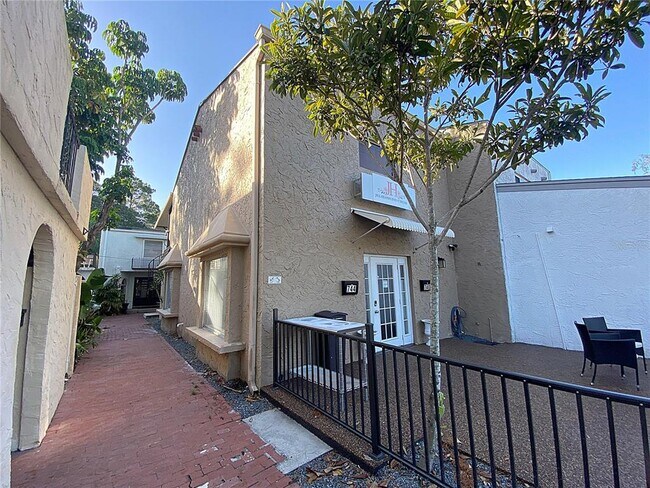Building Photo - 744 Overlook Dr
