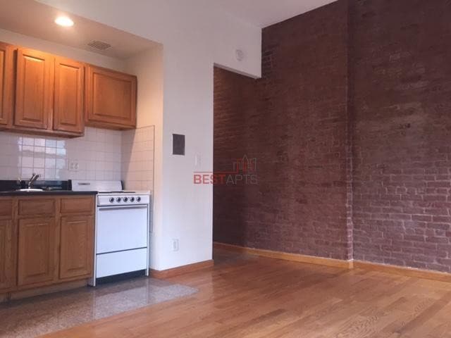 Building Photo - 75 Bleecker St