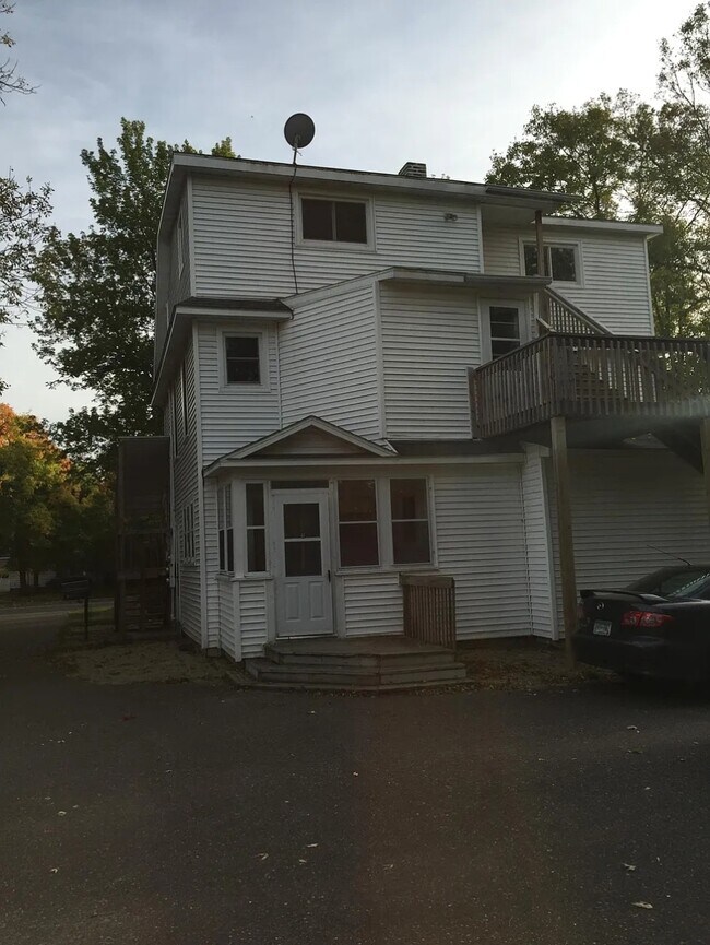 Entrada trasera - 563 W 4th St