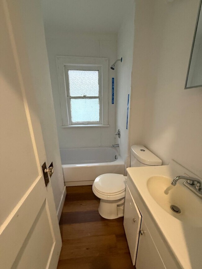 Building Photo - 10214 Nelson Ave