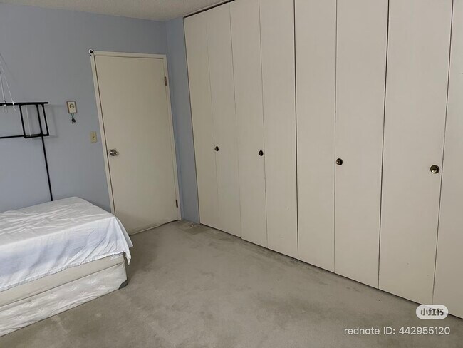 Building Photo - 4540 8th Ave NE