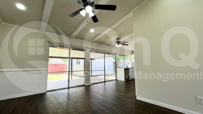 Building Photo - 3300 Sharon Cir