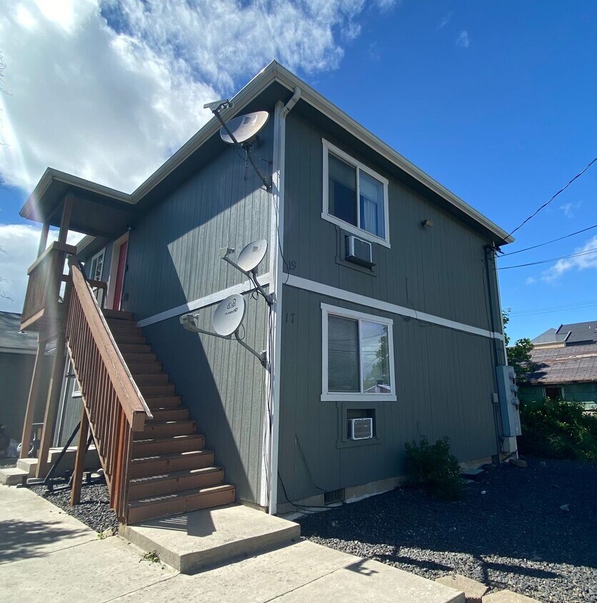 Foto del edificio - On Campus! Cheney 2 bedroom 1 bath duplex Available July 10th!