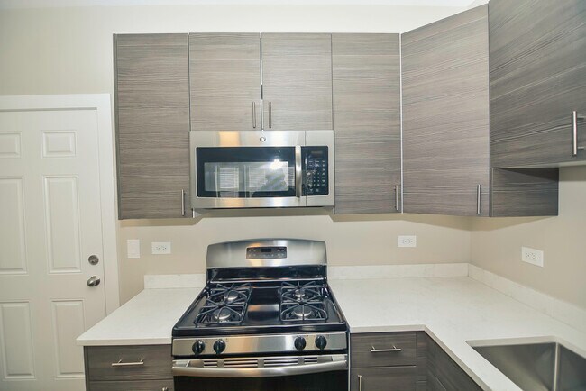 Foto del edificio - 2230 N Sawyer Ave