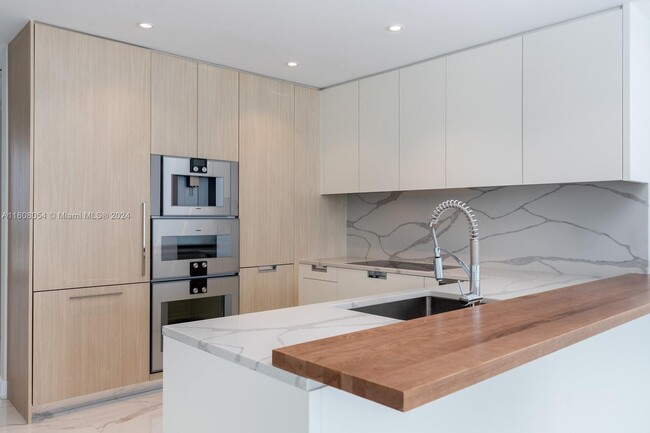 Foto del edificio - 15701 Collins Ave