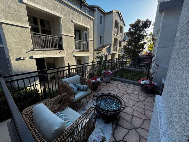 Building Photo - 1844 N Orizaba Ave