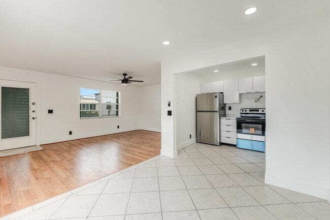 Building Photo - 560 Capri Ln