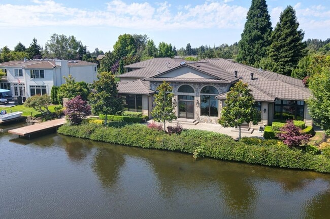 Building Photo - 4Bd+Den/4.5Ba Clyde Hill House