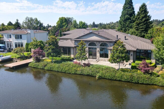 Foto del edificio - 4Bd+Den/4.5Ba Clyde Hill House