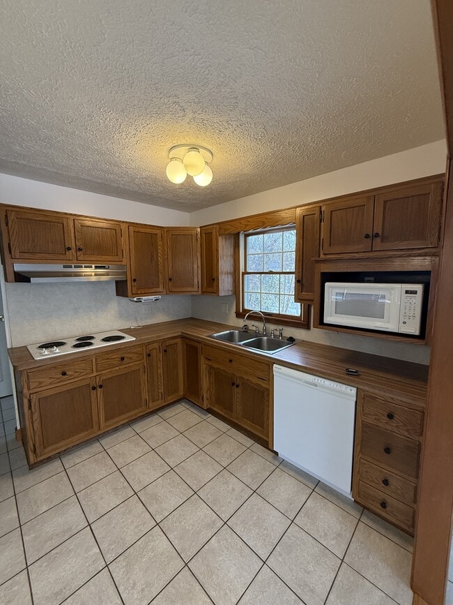 Building Photo - 1718 Syracuse Dr