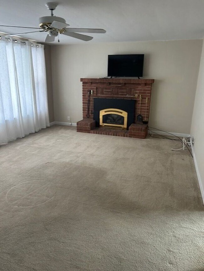 Building Photo - Charming Home Close to Downtown Carson