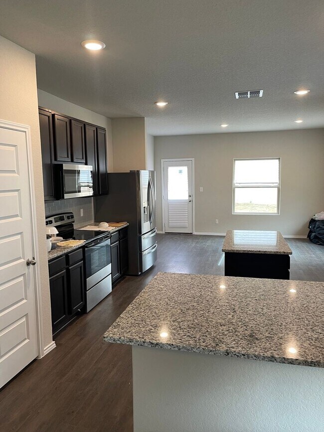Building Photo - 5 Bedroom House in Cibolo