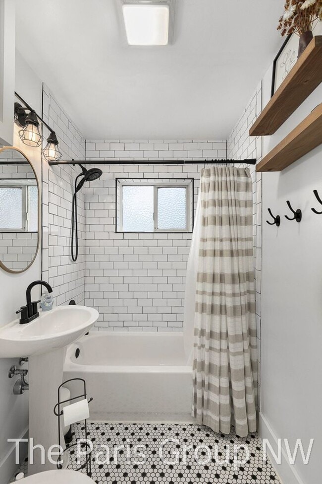 Foto del edificio - Remodeled Renton Highlands Home * A/C & Cu...