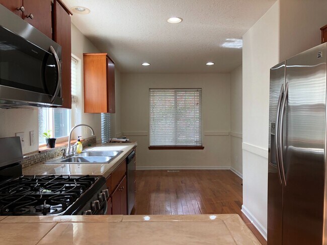 Building Photo - Lovely Traditional, 3br, 2.5bth, Summerfie...
