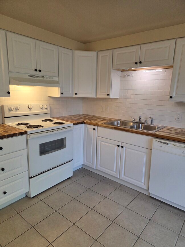 Foto del edificio - 496 Mercer Rd