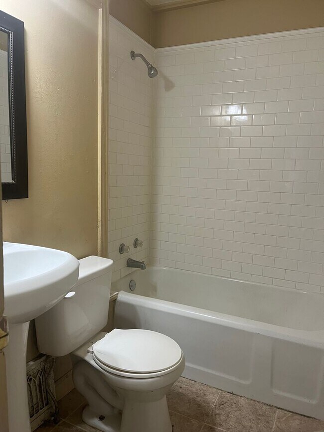 Building Photo - 2 BEDROOM HOME 1 BATH HOME WITH A SINGLE G...