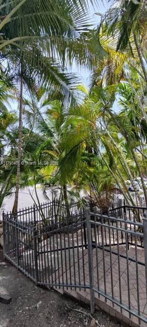 Foto principal - 4000 NE 168th St
