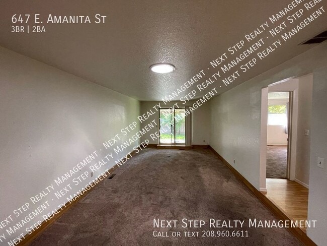 Building Photo - 647 E Amanita St