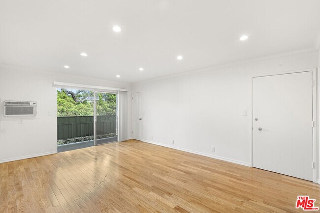 Foto del edificio - 8219 Norton Ave