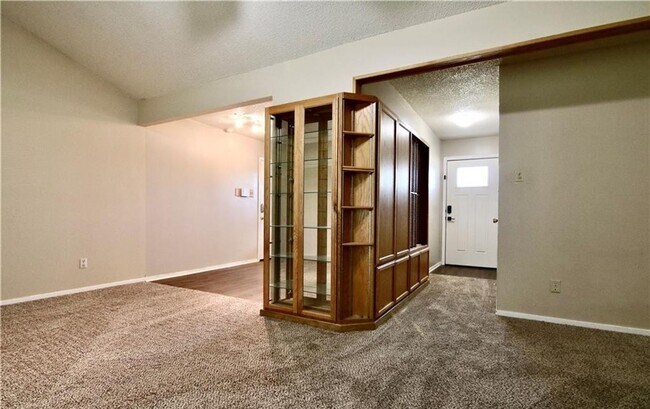 Foto del edificio - 3-bedroom 2-bathroom home on a corner lot!
