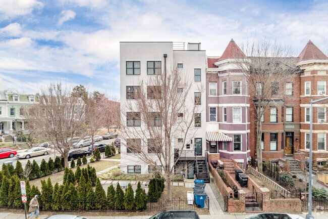Building Photo - 1300 Park Rd NW