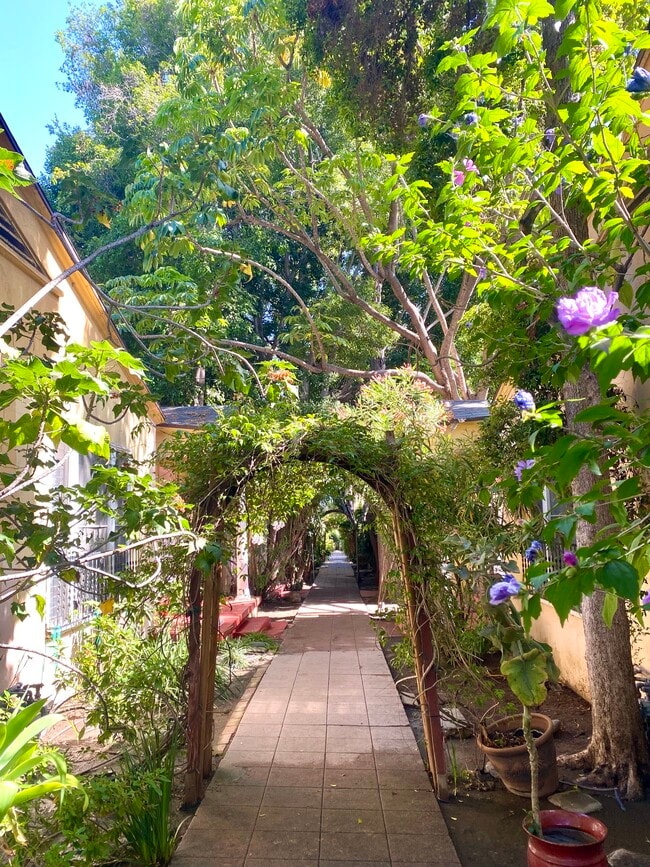 1 BDRM Cottage Courtyard - 7284 Fountain Ave