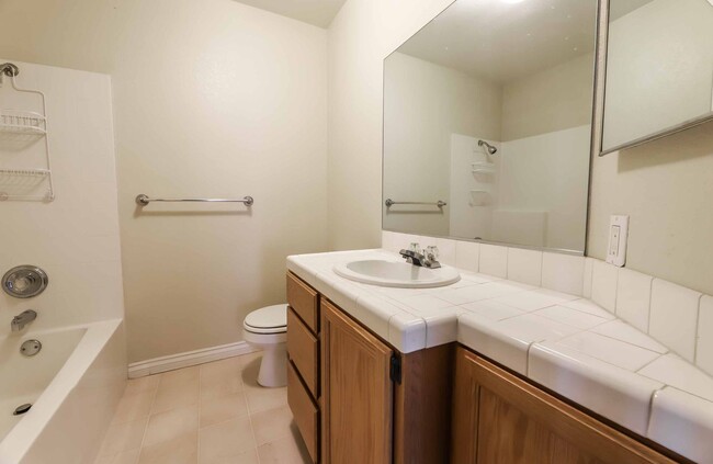 Foto del edificio - SPACIOUS 3-BEDROOM HOME WITH MOUNTAIN AND ...